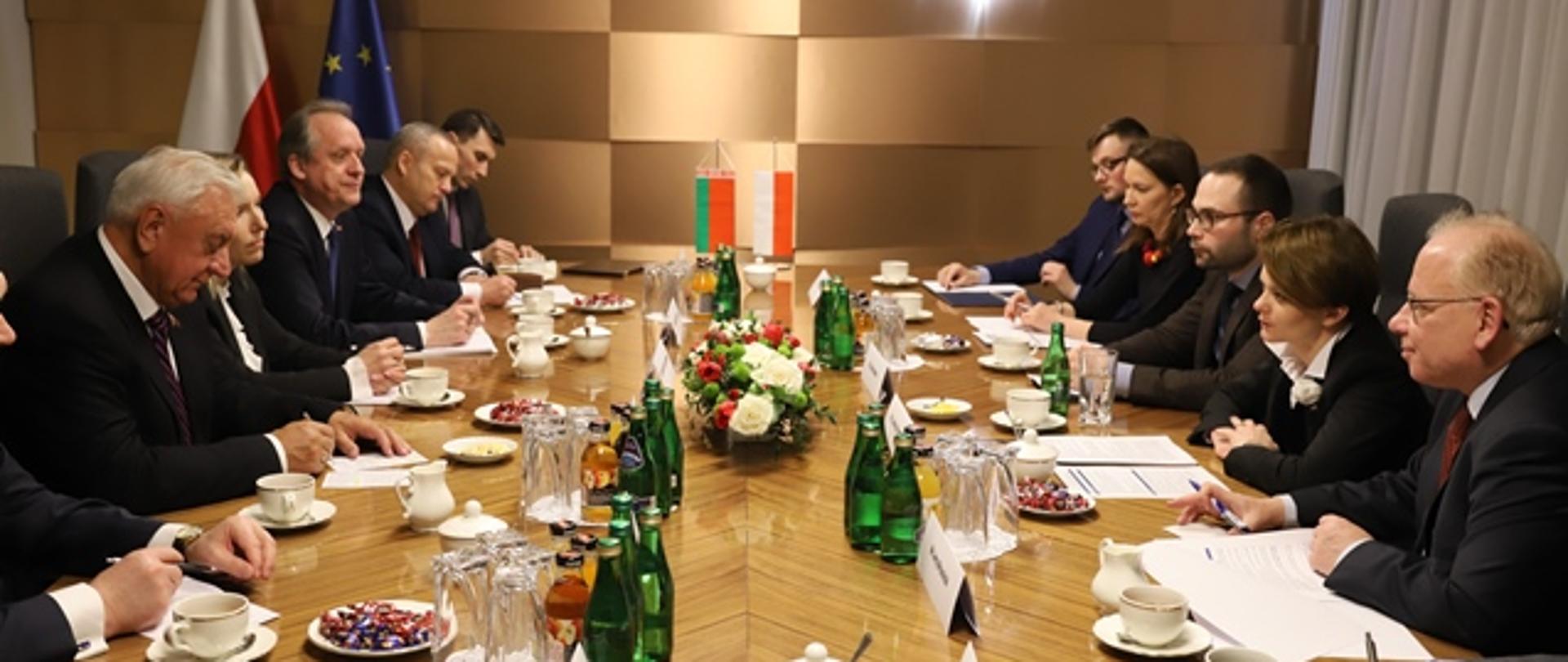 Za stołem siedzą uczestnicy spotkania