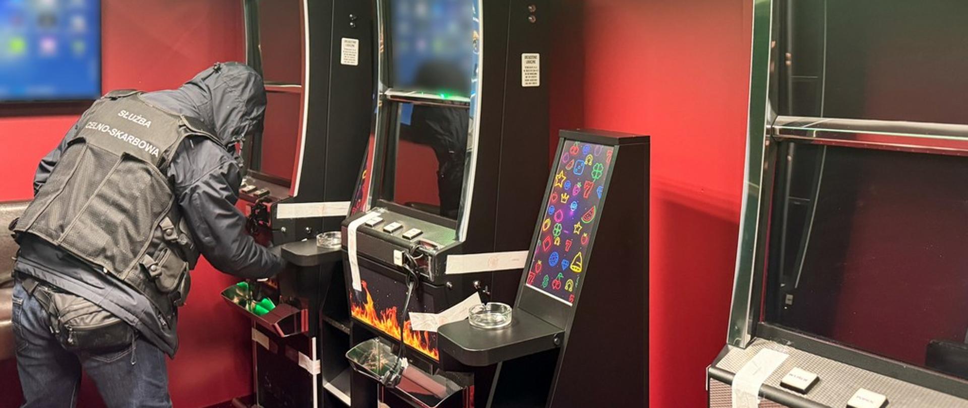 Funkcjonariusz przy automacie do gier