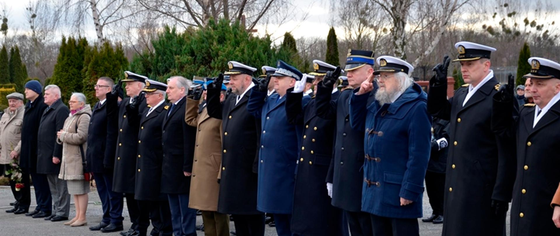 Przedstawiciele służb mundurowych oddają honory podczas obchodów rocznicy śmierci admirała floty Józefa Unruga. 