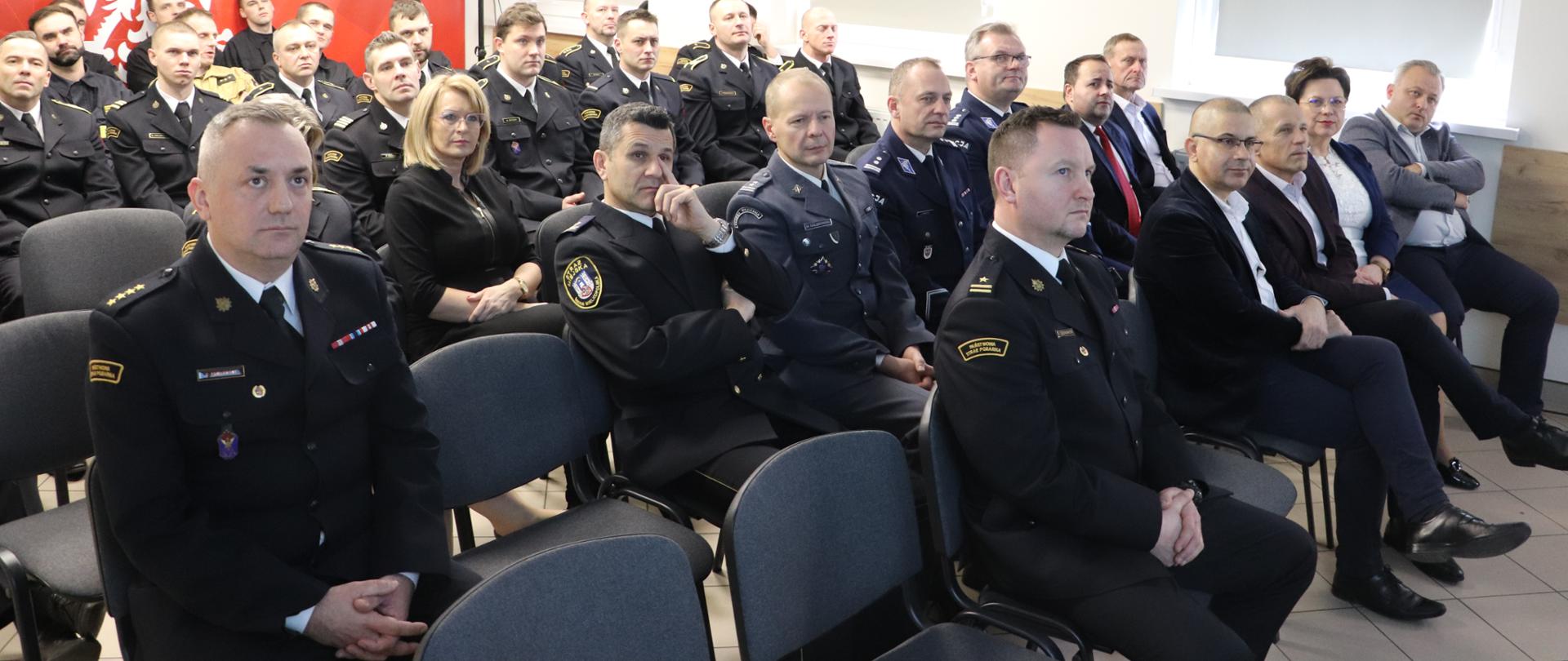 Strażacy podczas narady służbowej