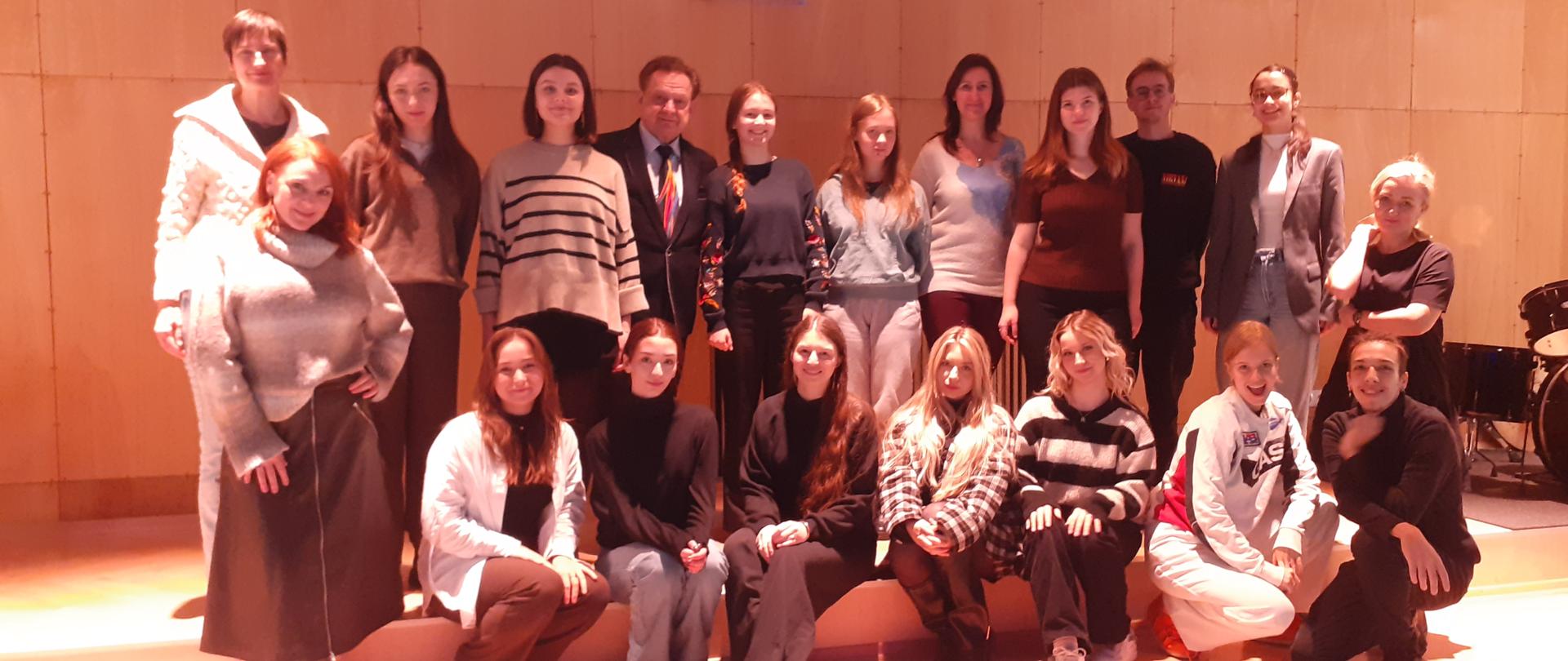 Na zdjęciu uczniowie oraz prof. Aleksandra Teliga