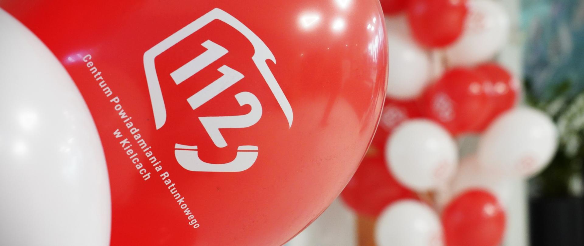 Europejski Dzień Numeru Alarmowego 112 balon z takim napisem