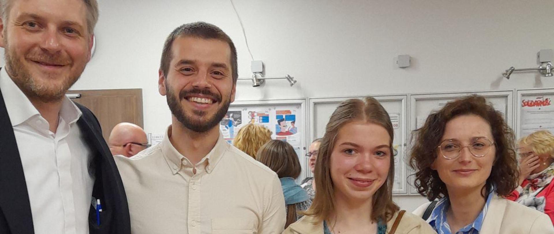 Uczennica ze swoim nauczycielem i akompaniatorem oraz organizator konkursu