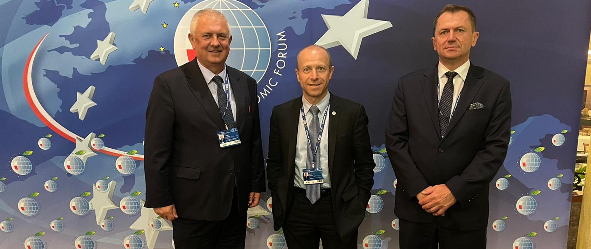 Wiceminister Grzegorz Piechowiak stoi na tle ścianki z logo Forum Ekonomicznego w Karpaczu. Obok prezes Westinghouse Electronic Co. Patrick Fragman i szef polskiego oddziału tej firmy - Mirosław Kowalik.