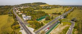 Panorama ulicy Wolności w Będzinie i węzła drogowego z lotu ptaka. W tle (prawy górny róg) wybudowane wcześniej zabezpieczenia przeciwhałasowe na wysokości ul. Mickiewicza i Hutniczej.