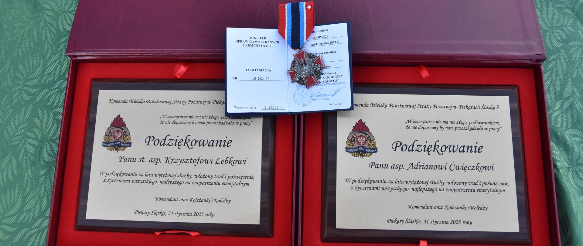 Zdjęcie przedstawia pamiątkowe ryngrafy oraz brązową odznakę zasłużony dla ochrony przeciwpożarowej