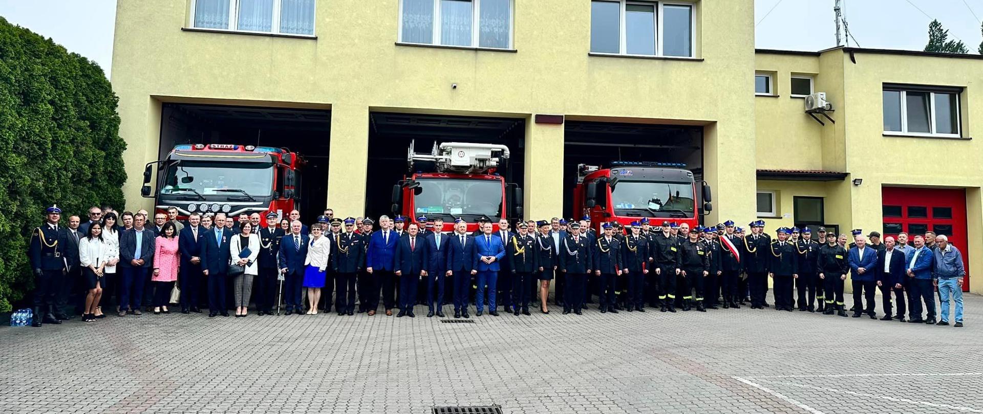 Pamiątkowe zdjęcie uczestników uroczystości