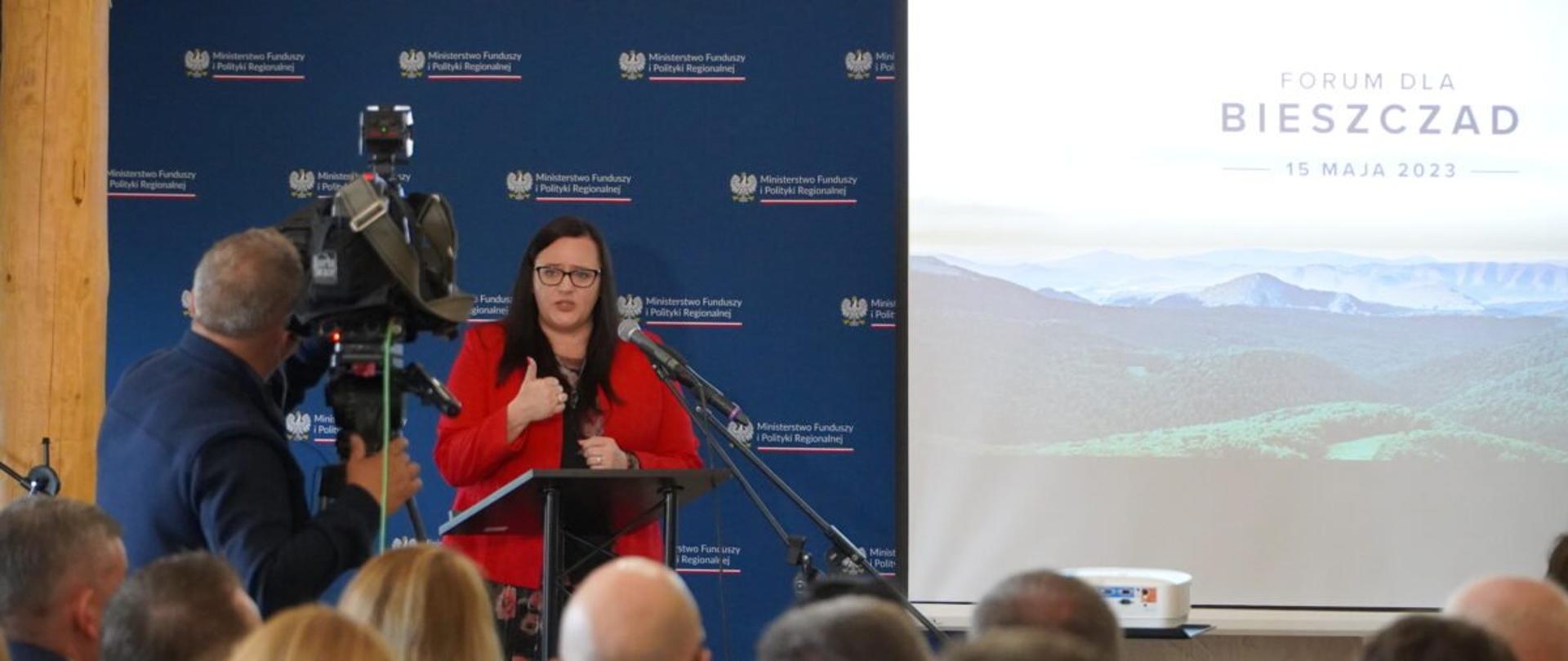 Wiceminister Funduszy i Polityki Regionalnej Małgorzata Jarosińska-Jedynak zabiera głos podczas Forum dla Bieszczad 