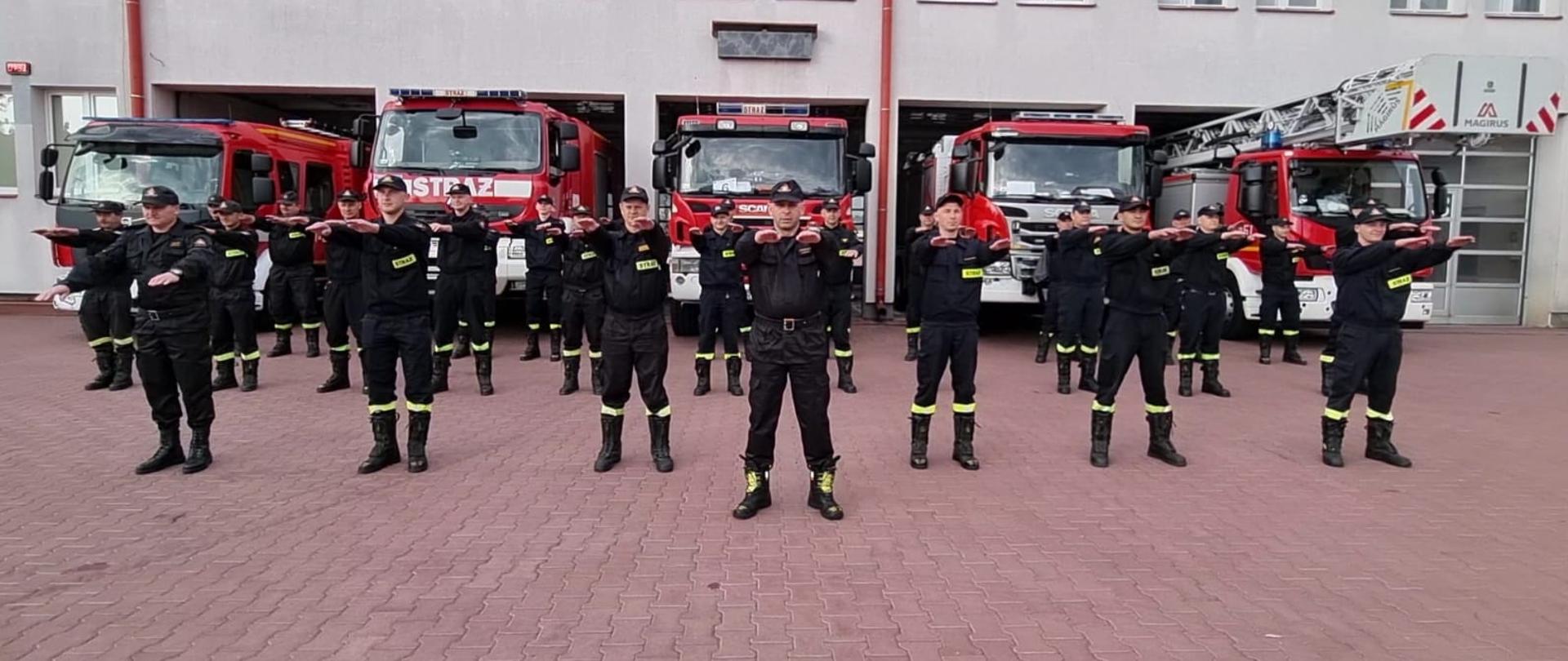 Na zdjęciu strażacy JRG Przemyśl wykonują przysiady podczas akcji charytatywnej 