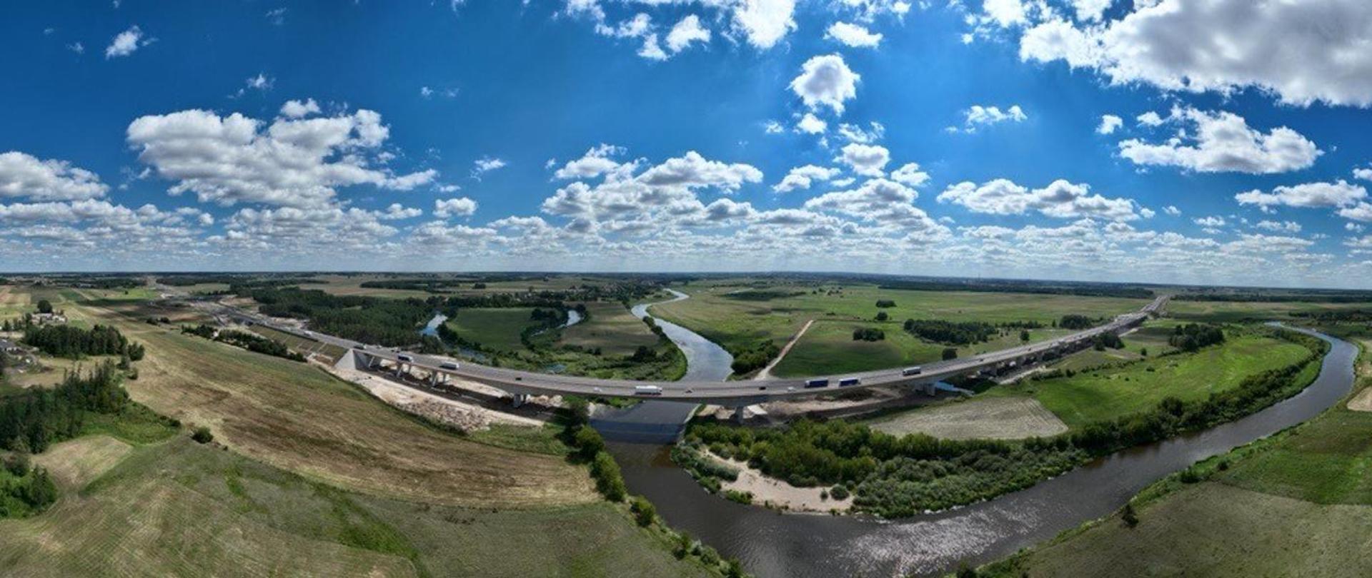 Widok mostu drogowego przez Narew z lotu ptaka