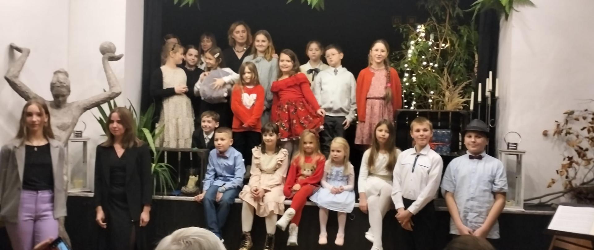 Grupa dzieci pozująca do zdjęcia grupowego podczas koncertu w Kawiarni Pan Kawka w Kłodzku - 29 listopada 2023