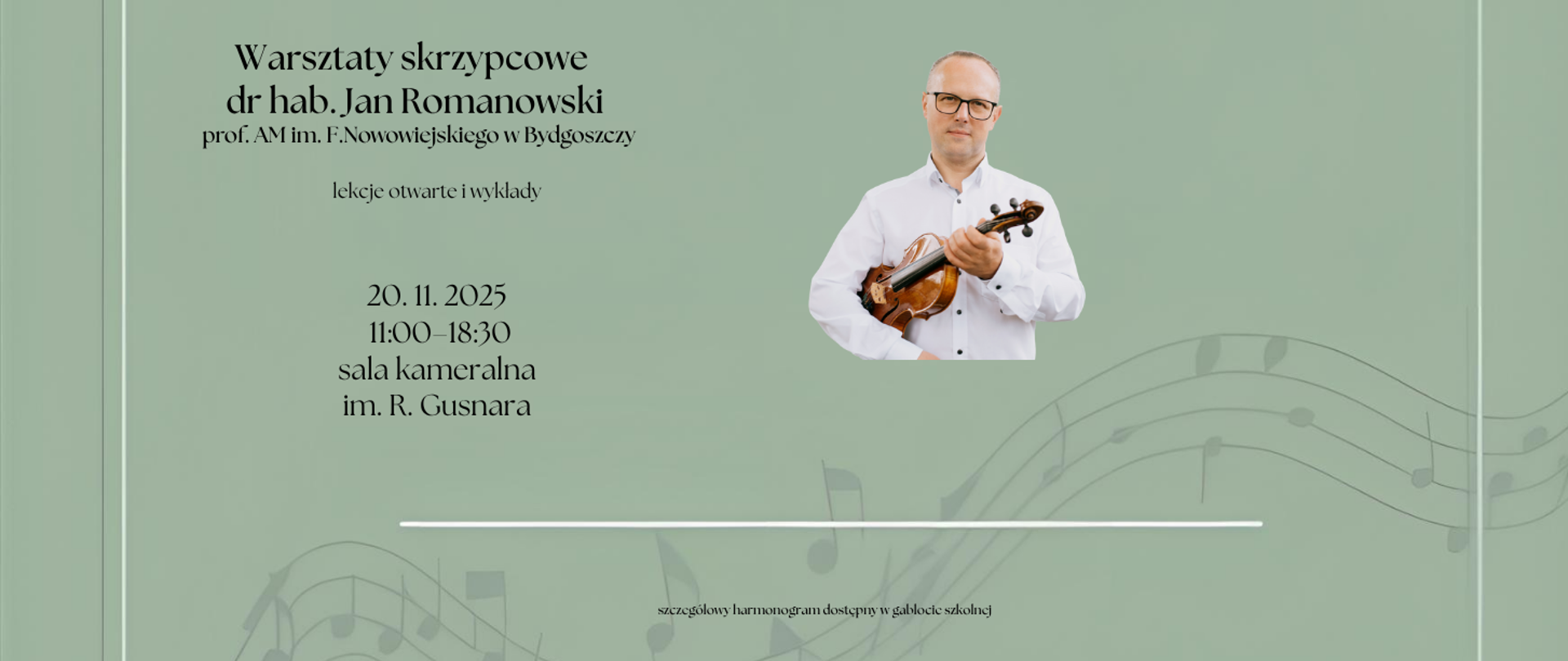 Na pastelowym, zielonym tle po lewej stronie znajdują się informacje o wydarzeniu, z prawej strony zamieszczono zdjęcie Jana Romanowskiego trzymającego skrzypce. Na dole, na całej szerokości widnieje falista pięciolinia z nutami.