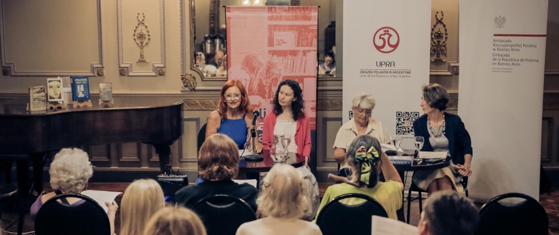 mujers y publico en la Casa Polaca