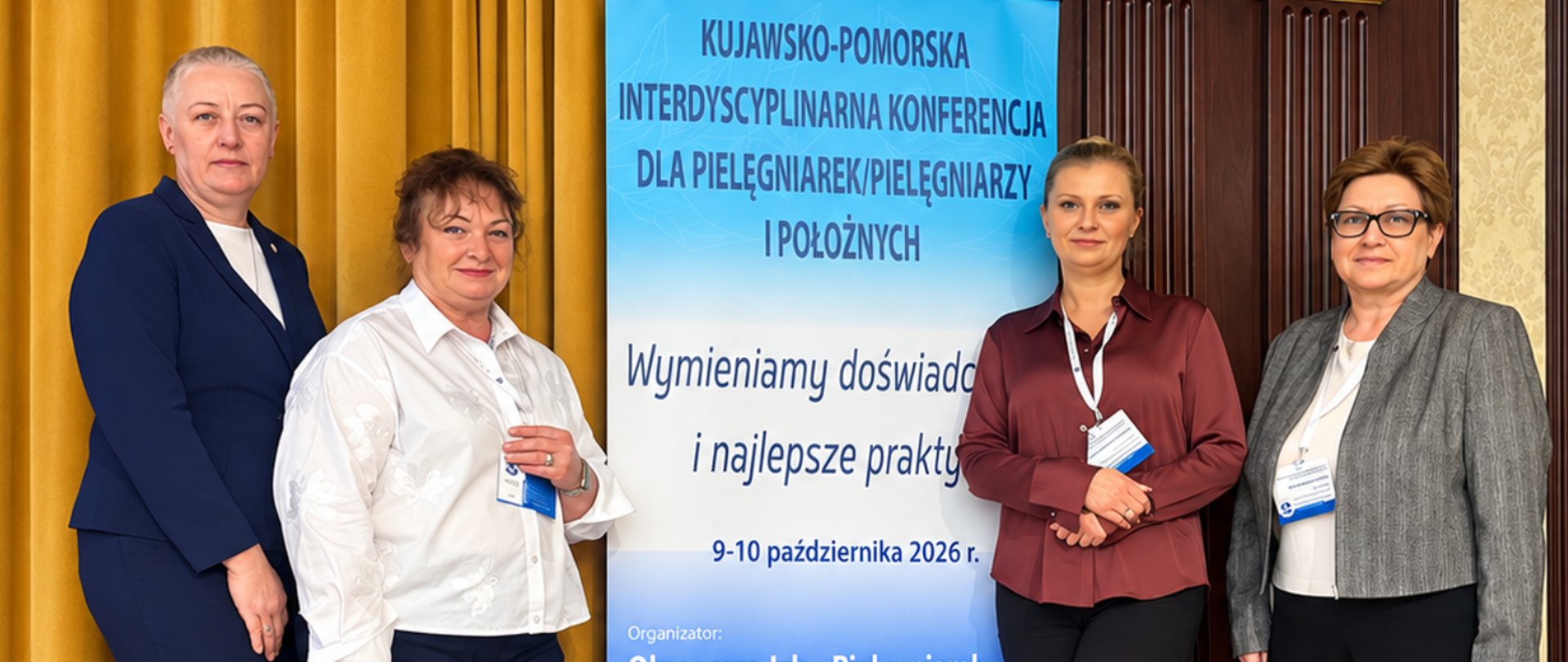 Cztery uczestniczki Kujawsko-Pomorskiej Interdyscyplinarnej Konferencji dla Pielęgniarek, Pielęgniarzy i Położnych pozują do wspólnego zdjęcia obok baneru wydarzenia. Konferencja odbyła się w dniach 9–10 października 2026 r., a jej organizatorem była Okręgowa Izba Pielęgniarek i Położnych we Włocławku.