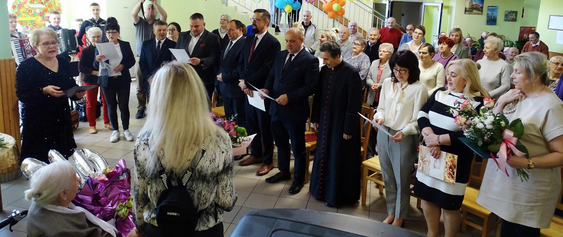 Na zdjęciu widać kobiety i mężczyzn