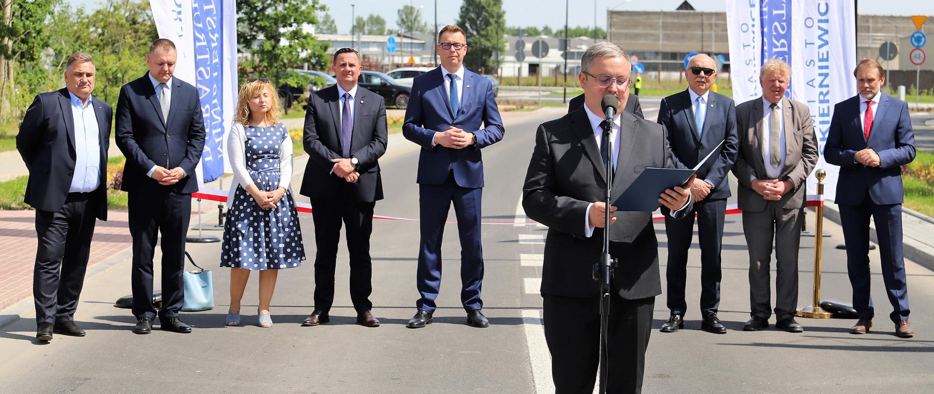 6 czerwca 2023 r. w imieniu ministra infrastruktury Andrzeja Adamczyka Dyrektor Gabinetu Politycznego MI Tomasz Tomala uczestniczył w otwarciu inwestycji drogowych, które poprawiły układ komunikacyjny w Skierniewicach