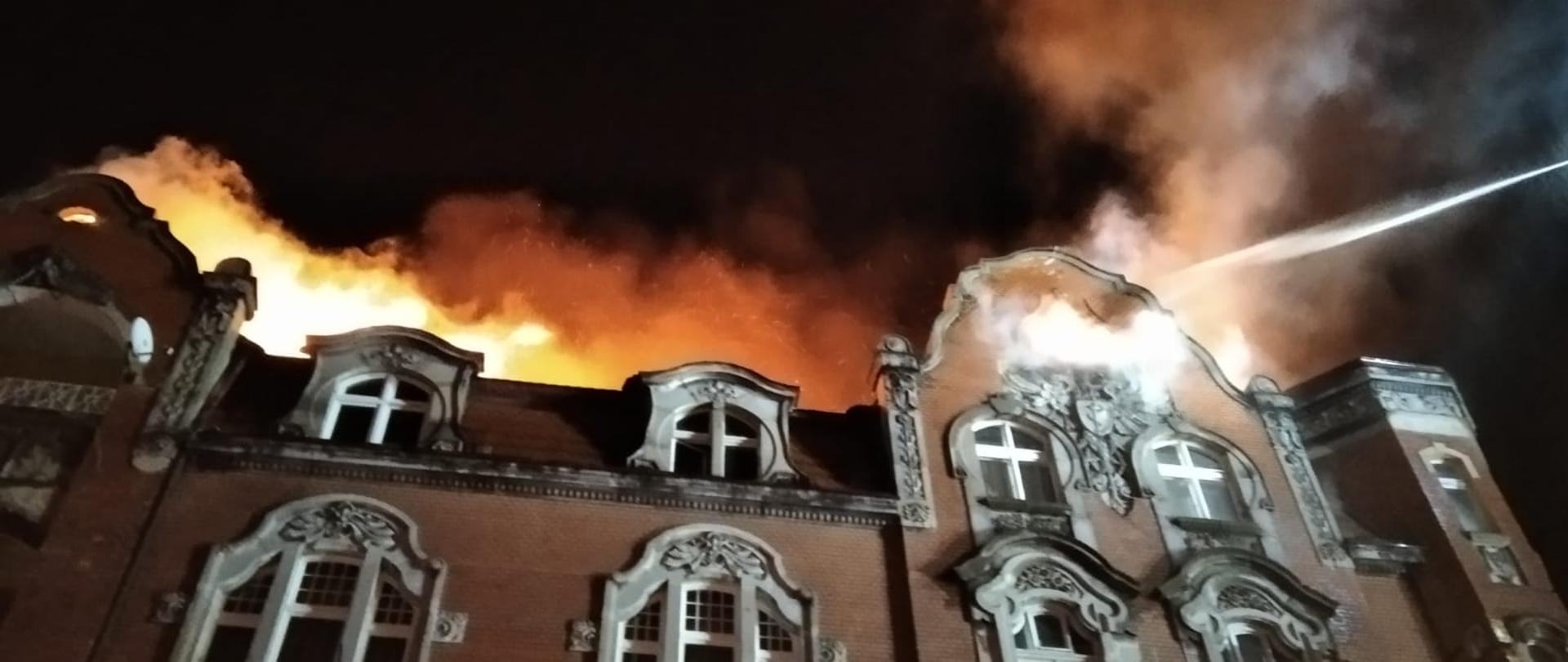 Pożar dachu w budynku mieszkalnym wielorodzinnym przy ul. Dworcowej w Zabrzu.