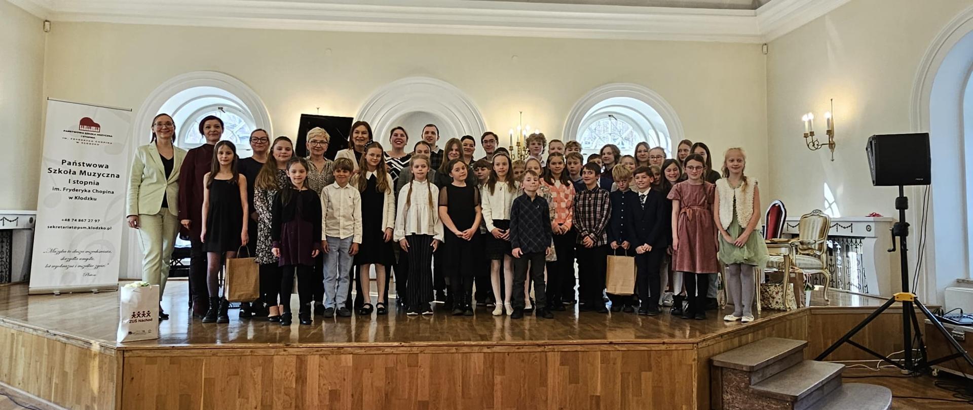 Galeria 33 zdjęć z XI Czesko-Polskiej wiosny, które odbyły się 02 kwietnia 2025 w muzeum papiernictwa oraz sali koncertowej dworku chopina