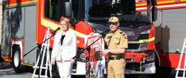 Minister Anna Moskwa wraz z Komendantem Głównym PSP prezentują plakat "Bitwa o remizy"