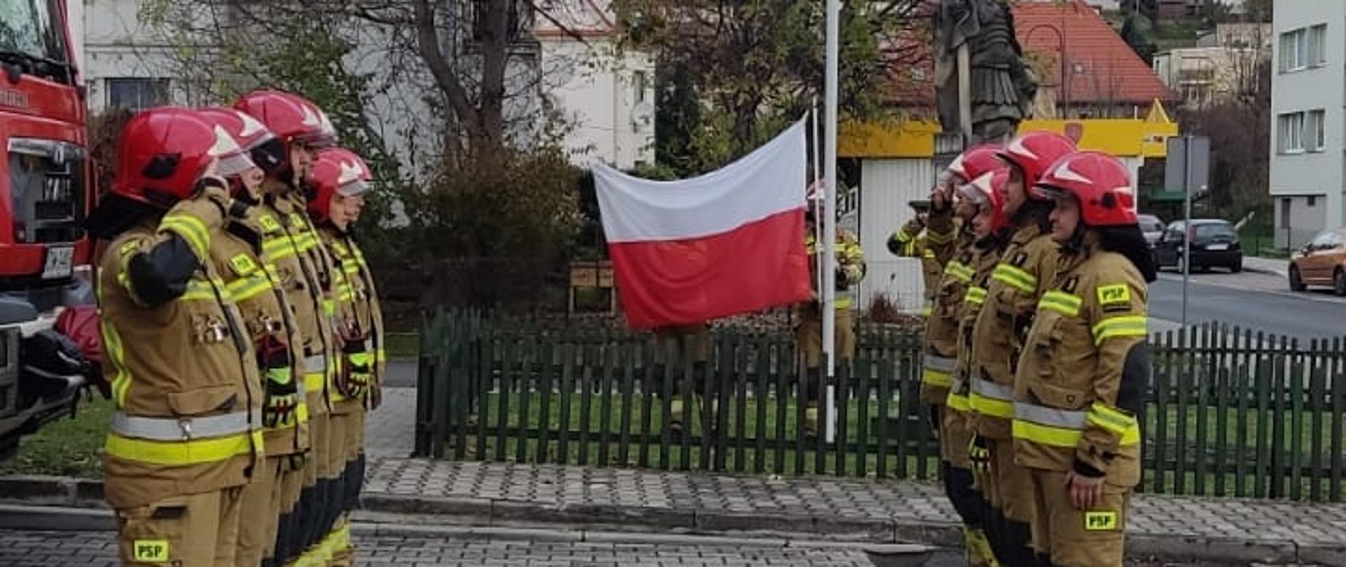 W dniu 11 listopada przed budynkiem Komendy Powiatowej PSP w Lwówku Śląskim o godzinie 8:00 podczas zmiany służbowej odbyło się uroczyste podniesienie Flagi Państwowej w asyście zmian służbowych z okazji 104 rocznicy Odzyskania Niepodległości przez Polskę.
