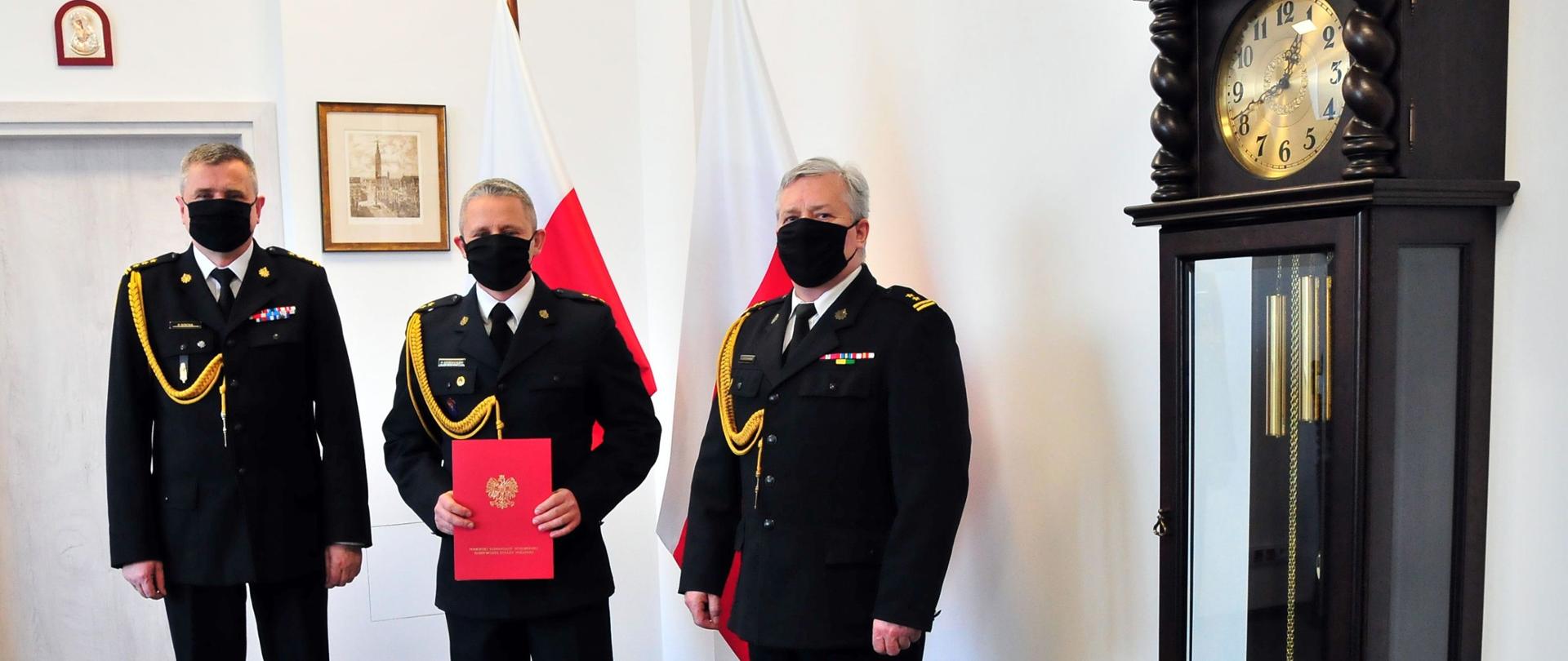 Zdjęcie przedstawia kierownictwo PSP województwa pomorskiego po wręczeniu aktu powołania.