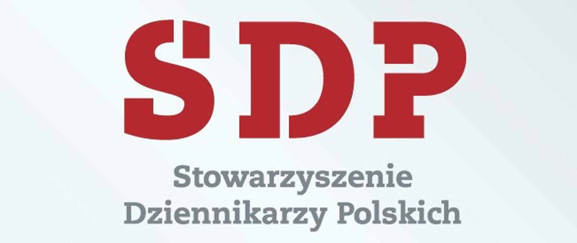 Stowarzyszenie Dziennikarzy Polskich logo czerwona czcionka na białym tle