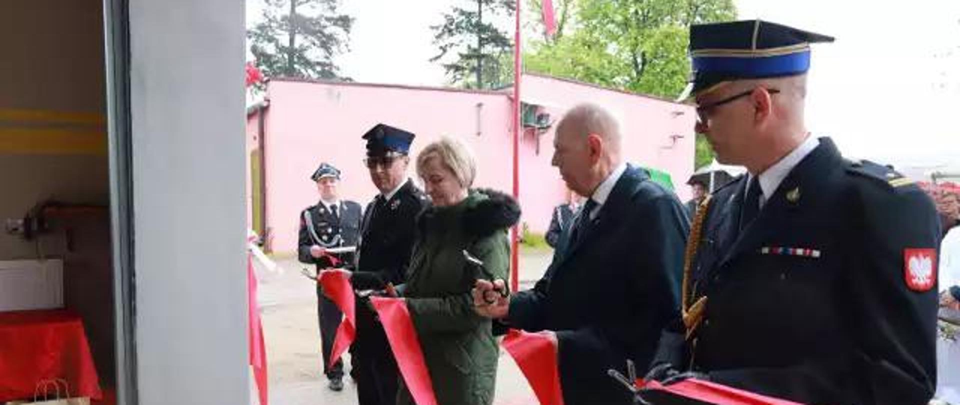 Na zdjęciu komendant PSP w Śremie Starosta Śremski Burmistrz Dolska oraz Prezes OSP Małachowo podczas przecięcia wstęgi przed strażnicą