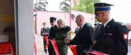 Na zdjęciu komendant PSP w Śremie Starosta Śremski Burmistrz Dolska oraz Prezes OSP Małachowo podczas przecięcia wstęgi przed strażnicą