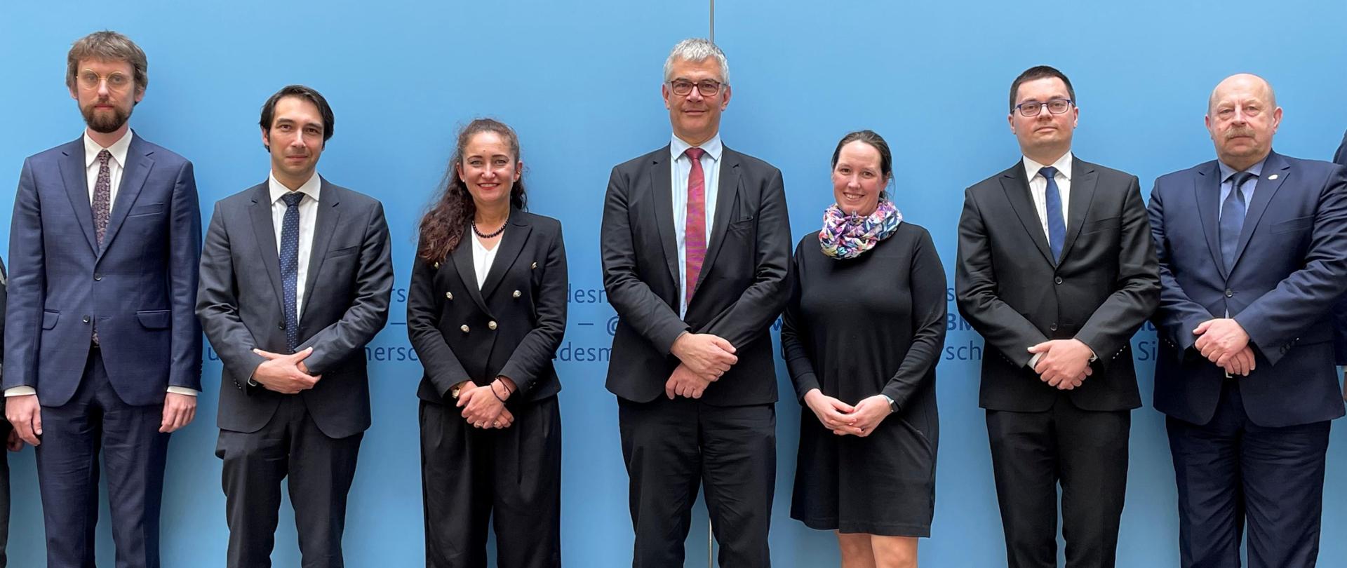 Pracownicy PPAA spotkali się w Berlinie z przedstawicielami niemieckiego Federalnego Ministerstwa Środowiska, Ochrony i Przyrody, Bezpieczeństwa Jądrowego i Ochrony Konsumentów (BMUV), na zdjęciu widoczni uczestnicy spotkania.