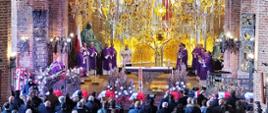 Osoby oraz zaproszeni goście uczestniczą w mszy świętej.