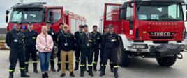 Zdjęcie grupowe strażaków z przedstawicielem firmy Joinext