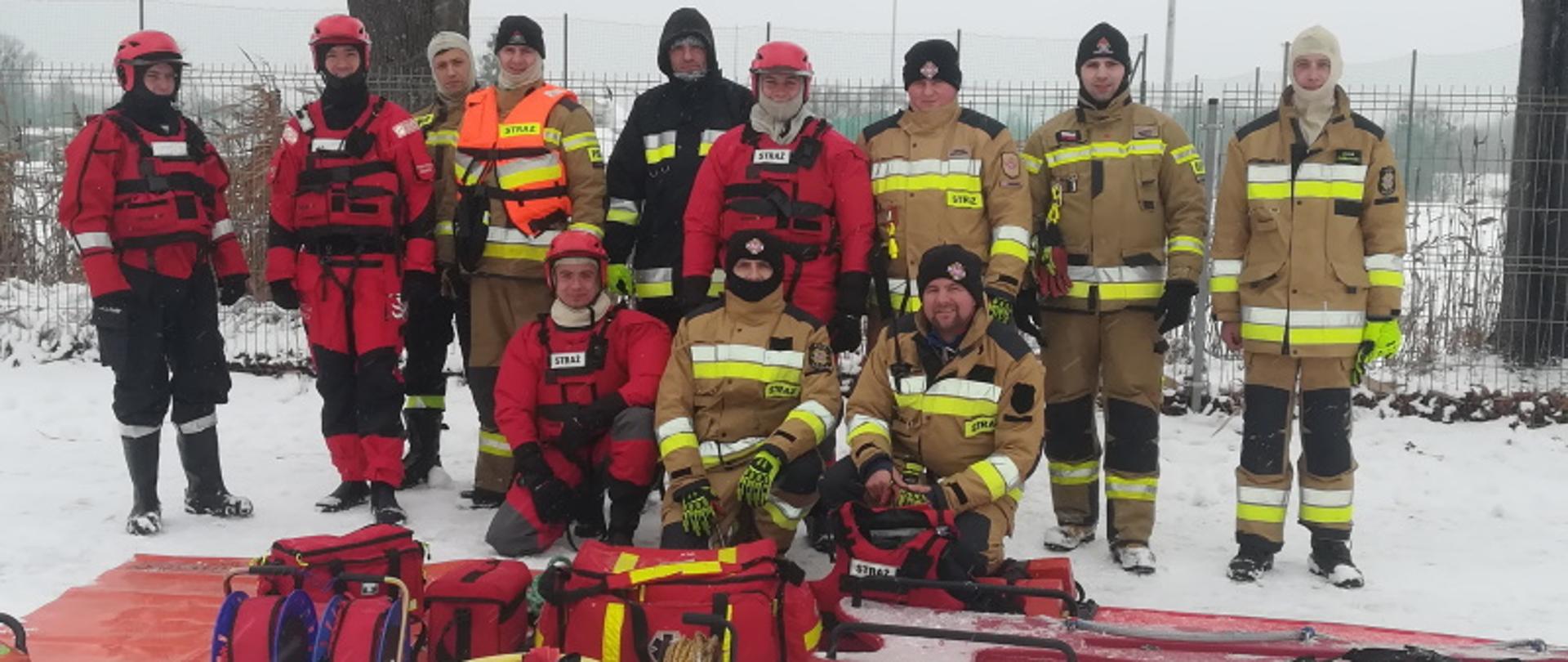 Strażacy PSP i druhowie OSP podczas ćwiczeń z ratownictwa lodowego