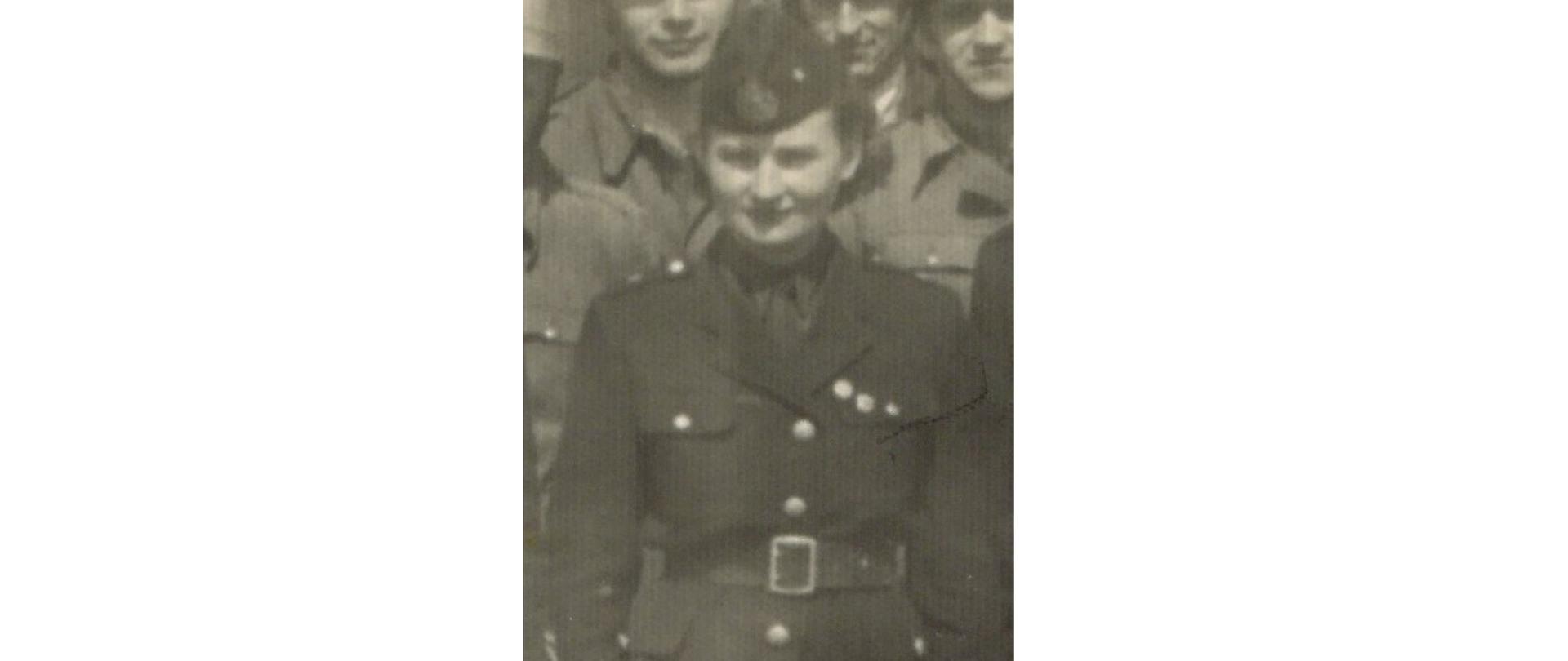 Stare czarno-białe zdjęcie. Młoda kobieta w mundurze.