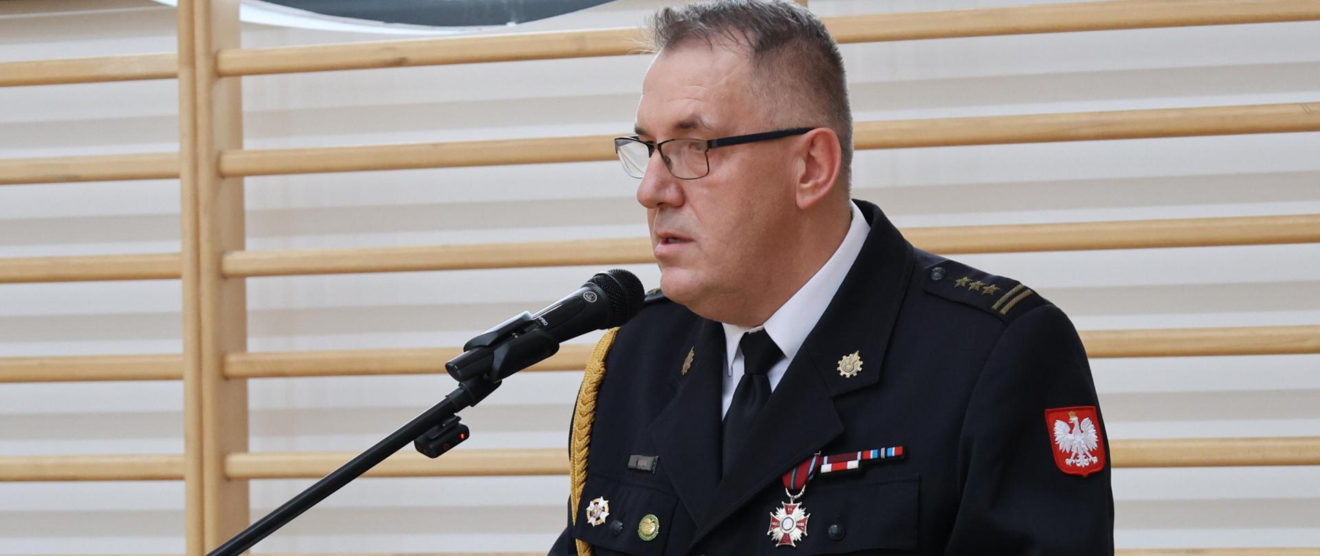 Nowy komendant przemawia do Strażaków i zaproszonych gości