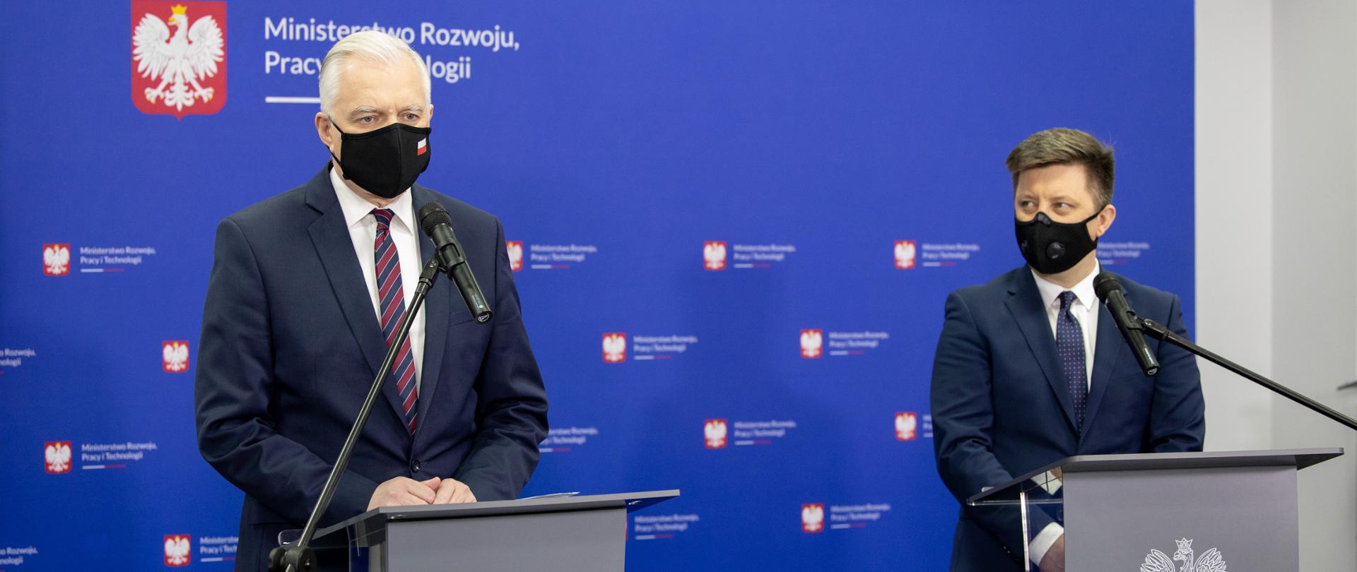 Zdjęcie przedstawia wicepremiera, szefa MRPiT Jarosława Gowina i szef KPRM Michała Dworczyka podczas konferencji nt. wsparcia dla gmin górskich 