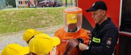 na zdjęciu strażak prezentujący sprzęt ratownictwa chemicznego