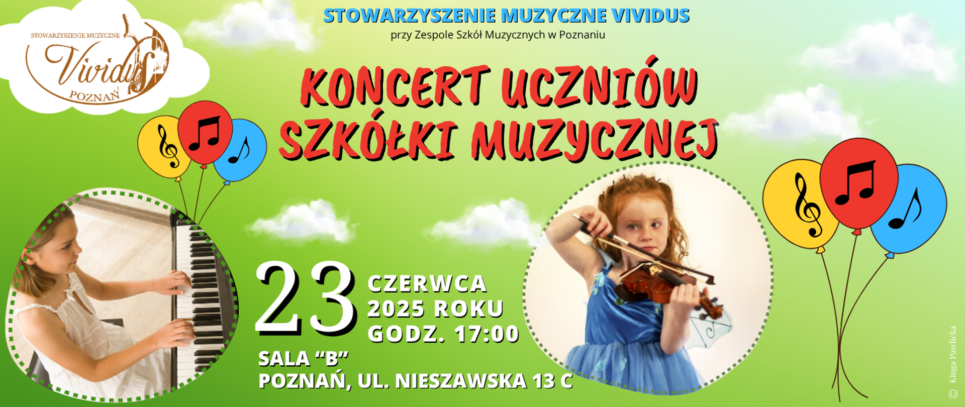 Kolorowa grafika na zielonym tle z białymi chmurkami i kolorowymi balonikami. Po bokach zdjęcia: grającej przy fortepianie dziewczynki oraz dziewczynki grającej na skrzypcach. Tekst: Stowarzyszenie Muzyczne Vividus. Koncert uczniów szkółki muzycznej. 23 czerwca 2025 roku, godz. 17:00 Aula ZSM