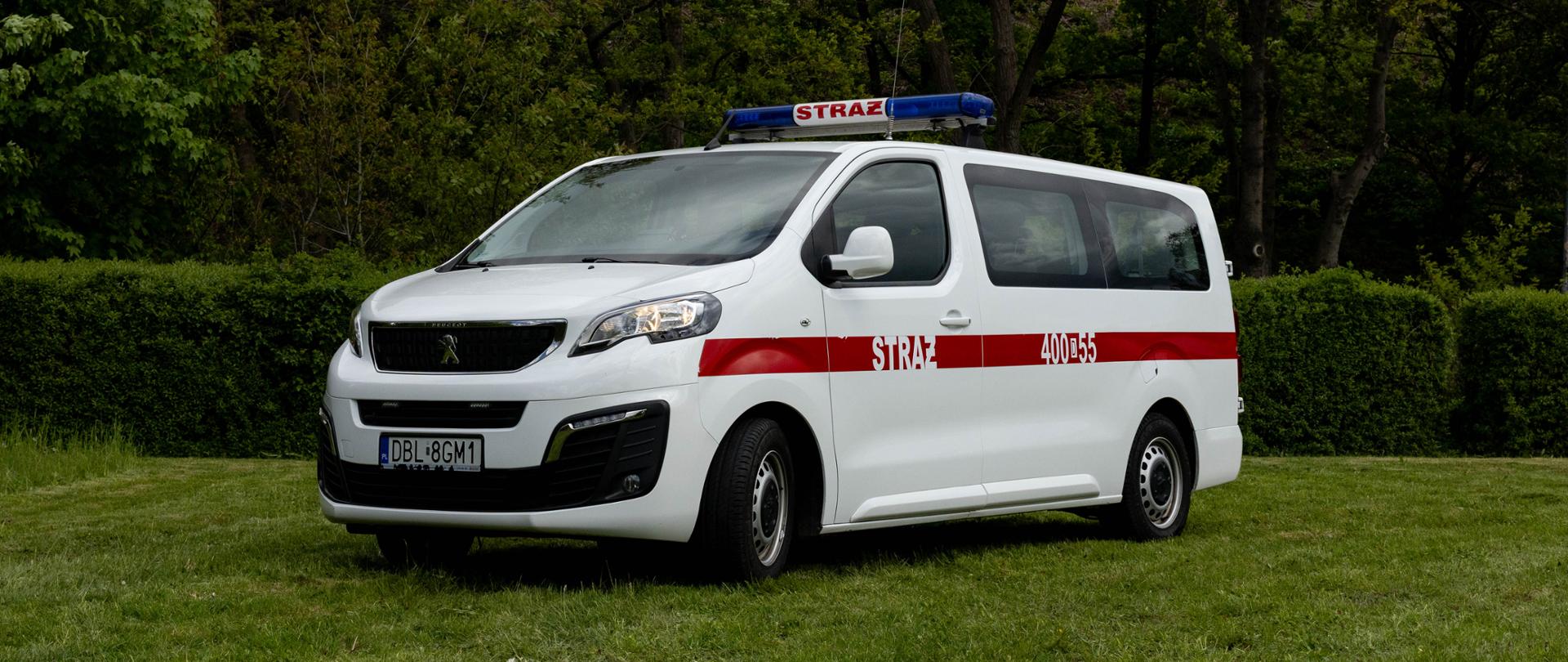 Biały mikrobus Peugeot Expert oznakowany jako pojazd strażacki. Przez całą długość auta biegnie czerwony pas z napisem „STRAŻ” oraz numerem operacyjnym „400[D]55”. Na dachu zamontowana jest niebieska belka sygnalizacyjna (kogut) z napisem „STRAŻ”.