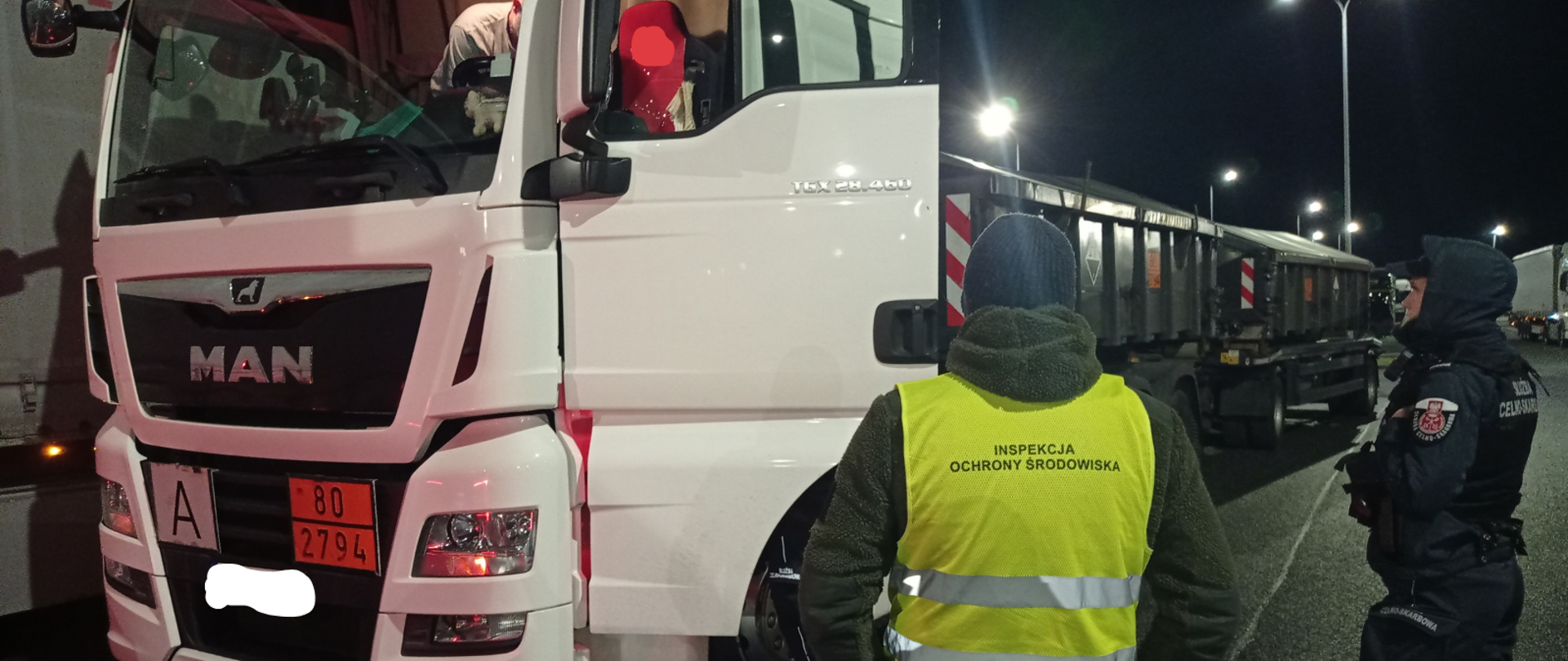 Inspektor Wojewódzkiego Inspektoratu Ochrony Środowiska w Opolu wraz z funkcjonariuszem Policji podczas działań prewencyjnych "Nielegalne Odpady 2024"