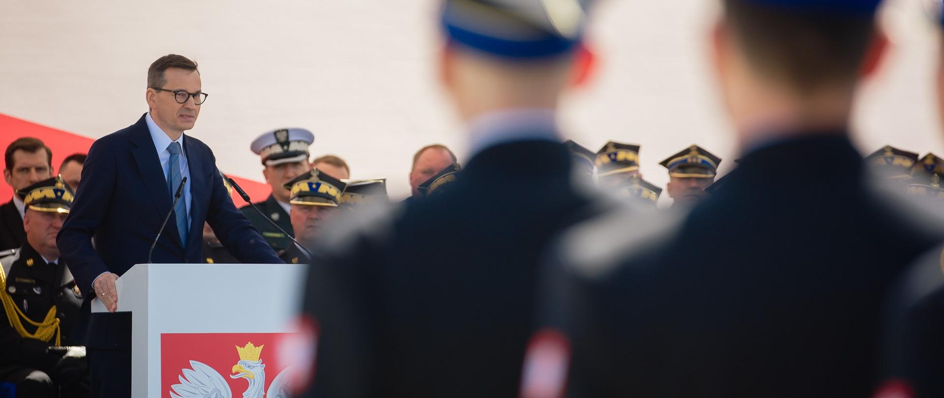 Premier Mateusz Morawiecki podczas centralnych obchodów Dnia Strażaka 2023 r. na placu Marszałka Józefa Piłsudskiego w Warszawie.