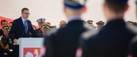 Premier Mateusz Morawiecki podczas centralnych obchodów Dnia Strażaka 2023 r. na placu Marszałka Józefa Piłsudskiego w Warszawie.