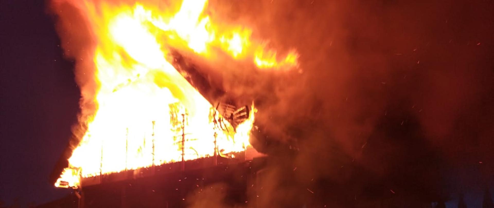 Pożar domu letniskowego w Polskiej Wsi koło Mrągowa, pali się dach domu