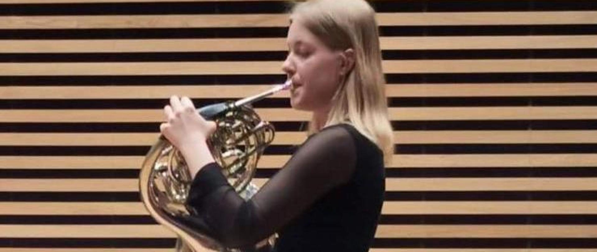 Uczennica grająca na waltorni w sali koncertowej PSM w Jastrzębiu-Zdroju