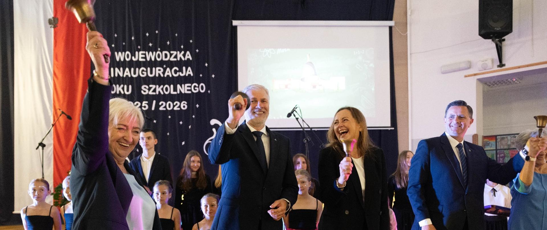 Inauguracja roku szkolnego 2025/2026 w SP 9 w Skierniewicach - Dorota Ryl, wojewoda łódzki, Joanna Skrzydlewska, marszałek województwa łódzkiego, Janusz Brzozowski, kurator oświaty w Łodzi, Krzysztof Jażdżyk, prezydent Miasta Skierniewice.