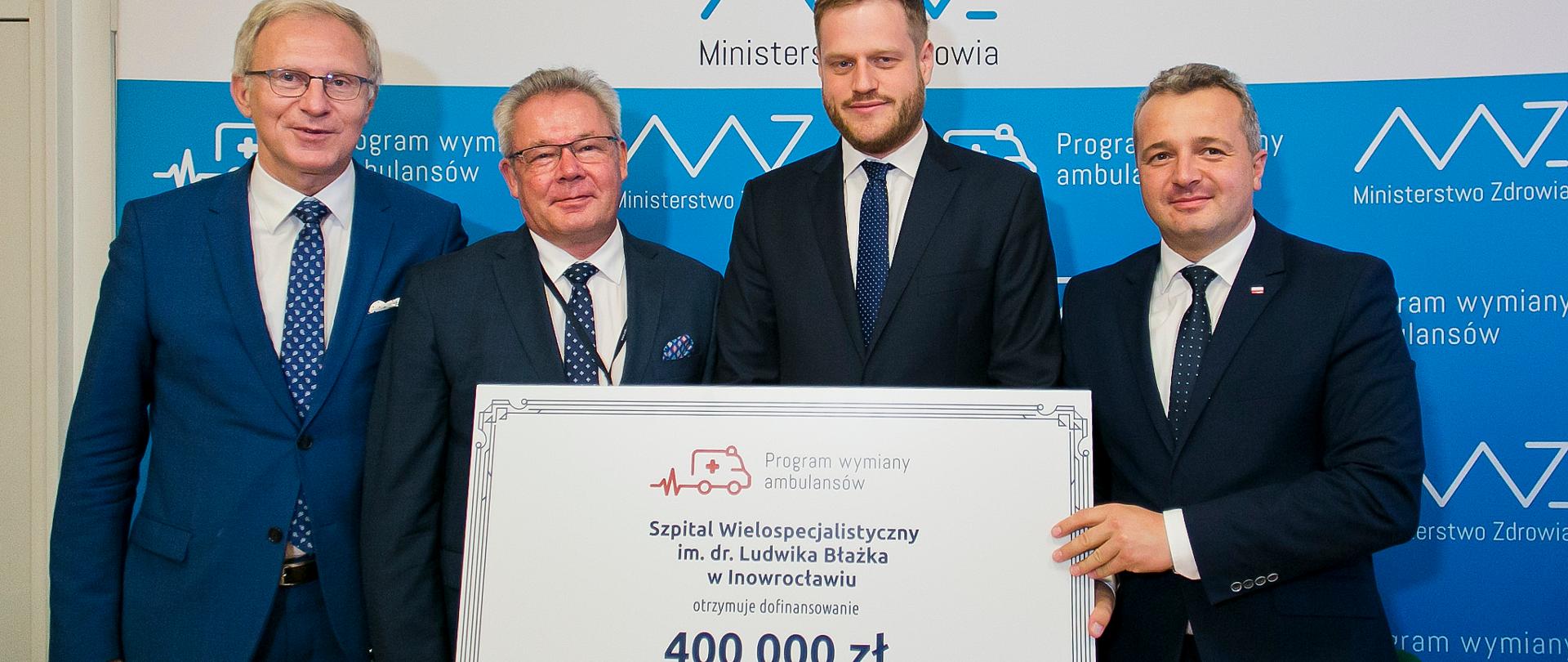 czterech mężczyzn w garniturach, stoją