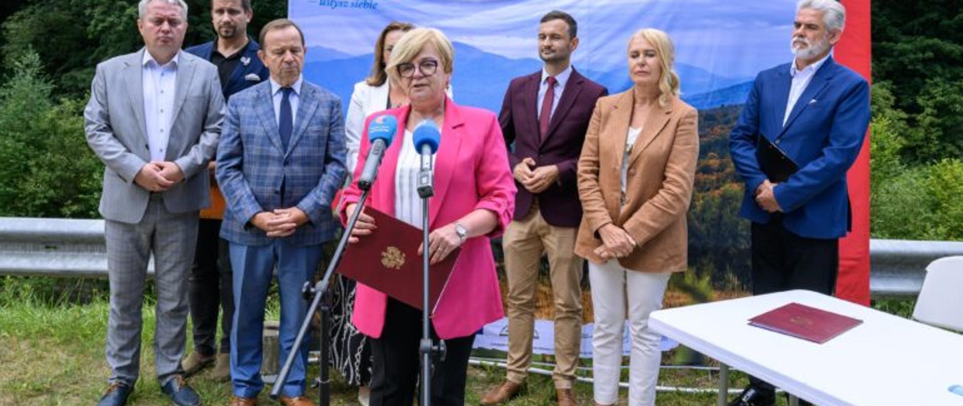 Zdjęcie przedstawia wojewodę podkarpackiego Teresę Kubas-Hul i uczestników uroczystości podpisania umowy na zabezpieczenie osuwiska w Cisnej