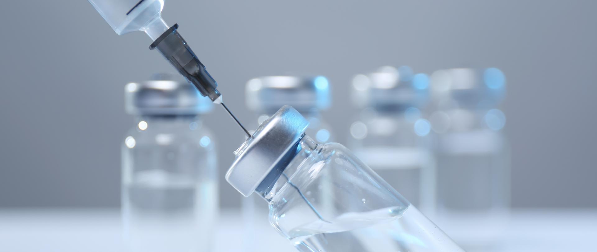 buteleczka ze szczepionką i strzykawka