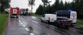 Funkcjonariusze świętokrzyskiej Inspekcji Transportu Drogowego na miejscu wypadku w Szczeglinie (powiat buski).