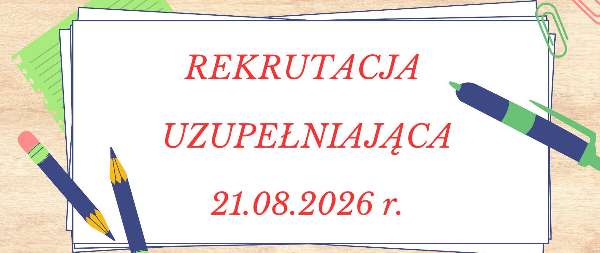 Pulpit biurka, biała kartka z napisem czerwonym REKRUTACJA UZUPEŁNIAJĄCA 21.08.2026 r. wokół kolorowe ołówki i długopis.