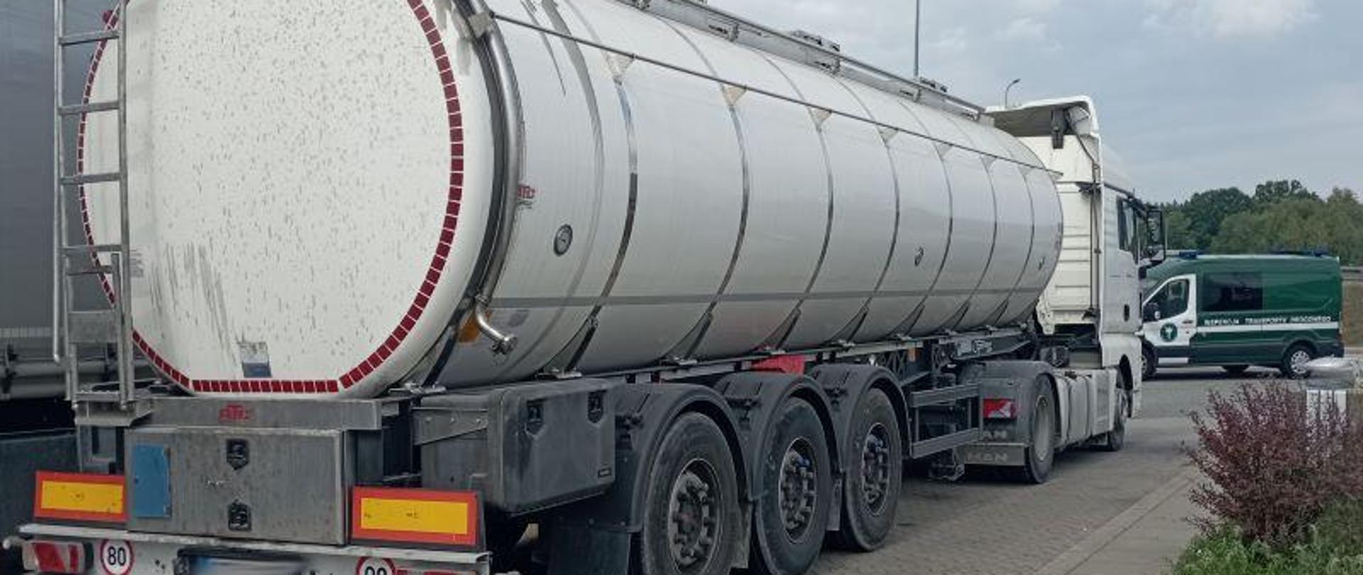 Widok czeskiego pojazdu członowego na tle pojazdu ITD